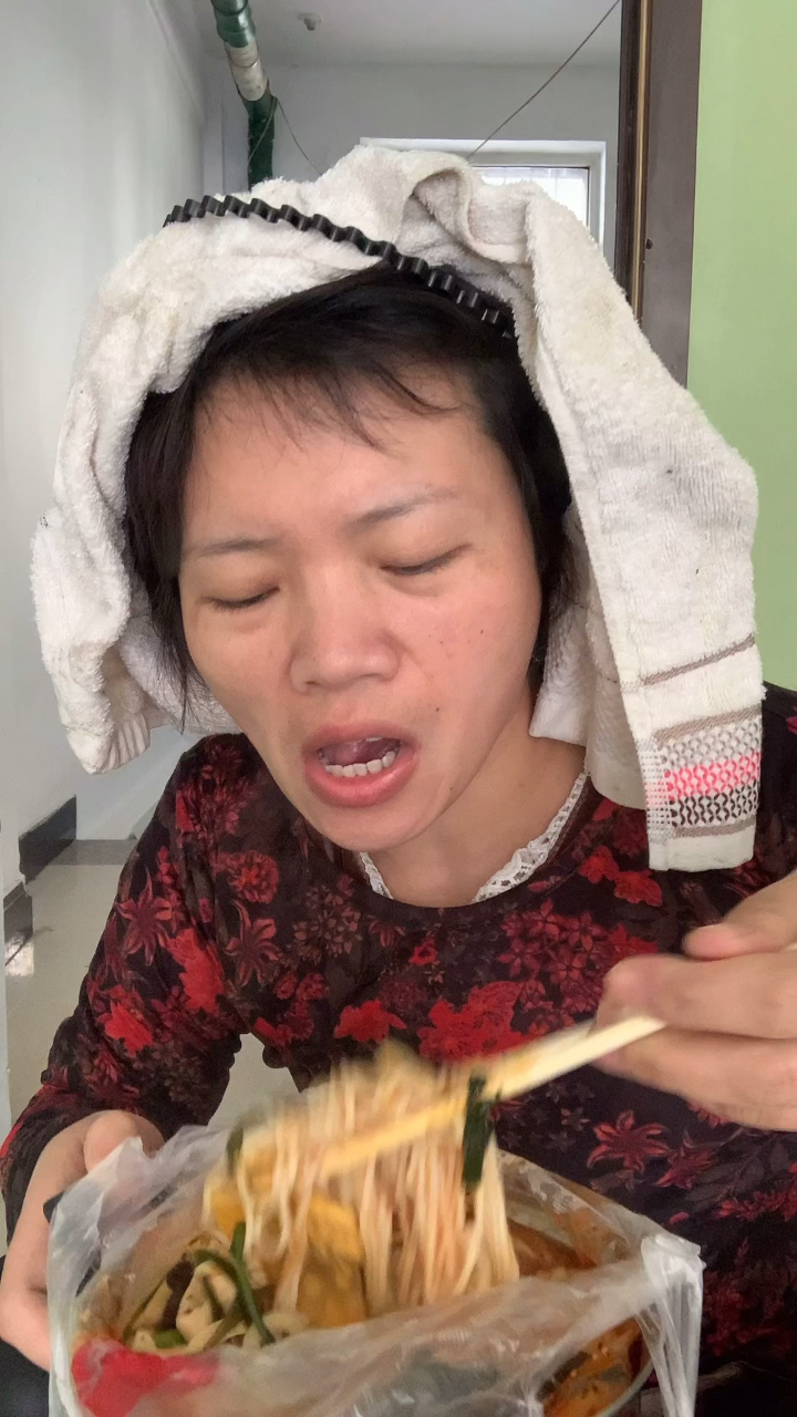 要见儿媳妇了,可不能邋里邋遢的,赶紧打扮一下