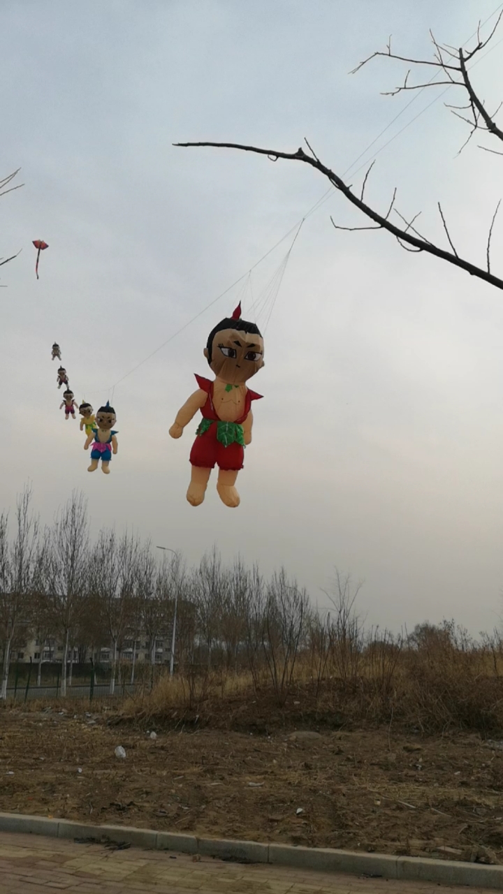 手机摄影#四月,放飞可爱的葫芦娃风筝.