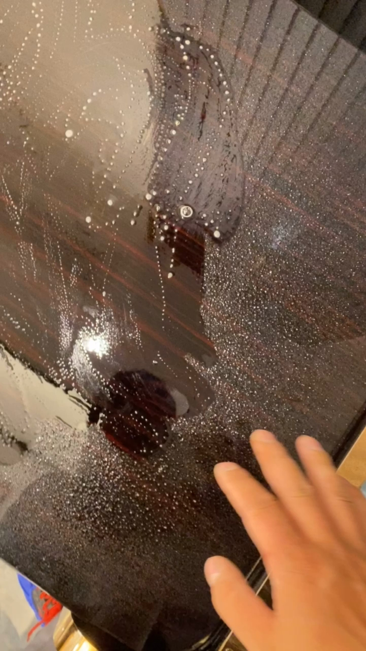 玻璃底下长期积累一堆灰尘包括水蒸气无法清理,不如给家具贴上一层膜