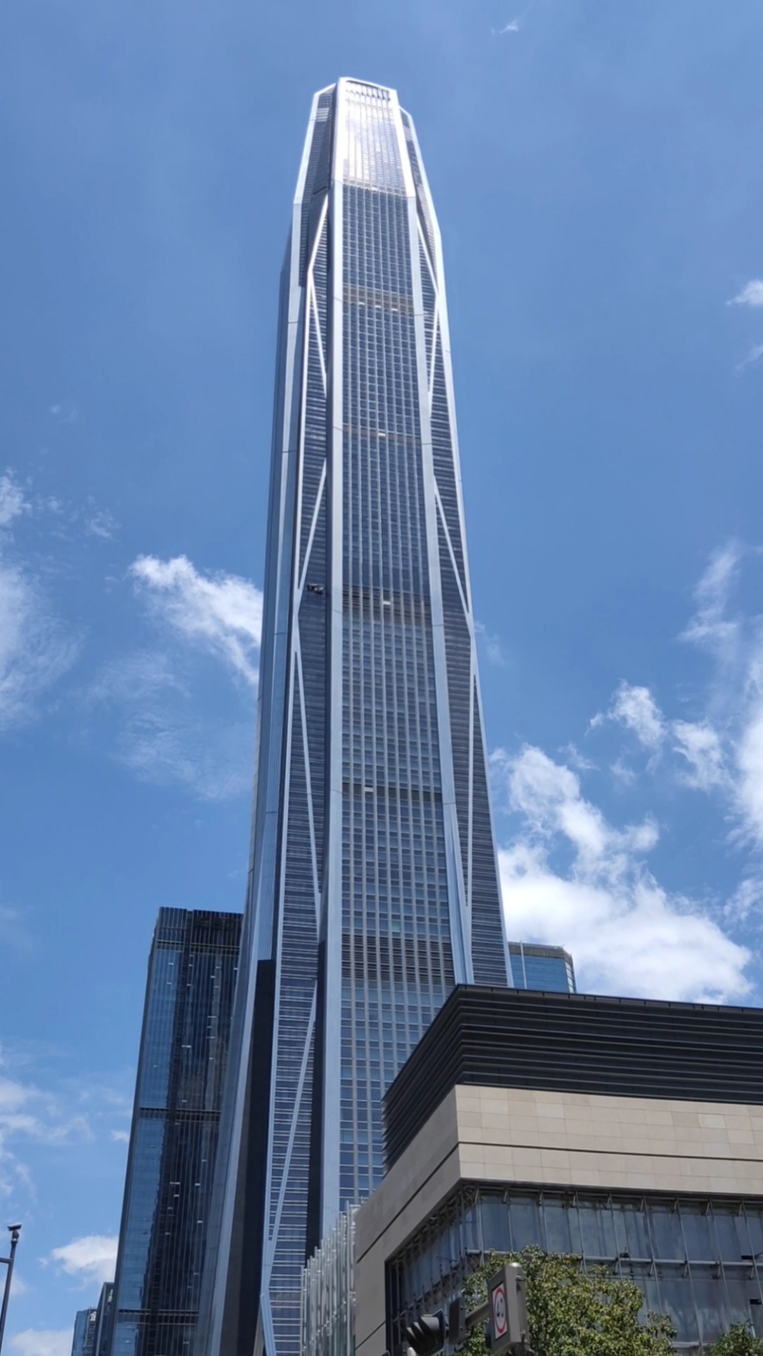 平安金融中心大厦是位列世界第四,中国第二的新地标式摩天楼