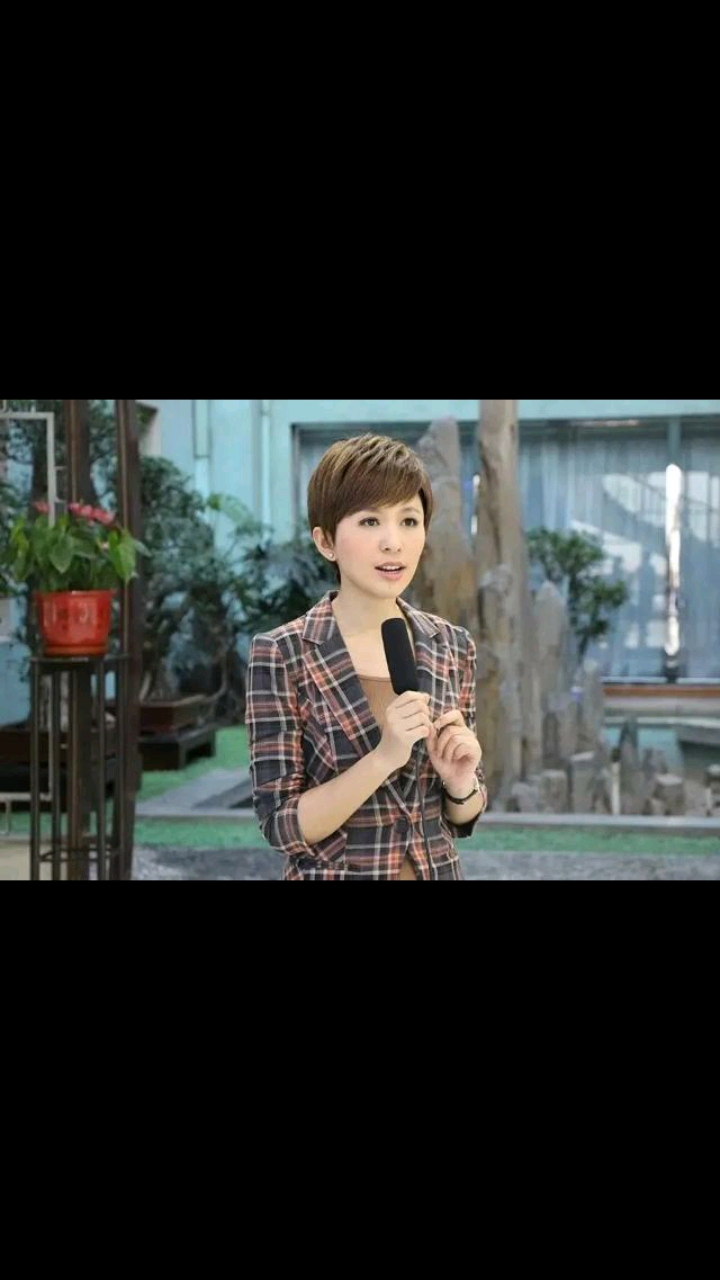 央视主持欧阳夏丹现身!穿老头衫搭修身裤皮肤黝黑,大笑露出牙龈