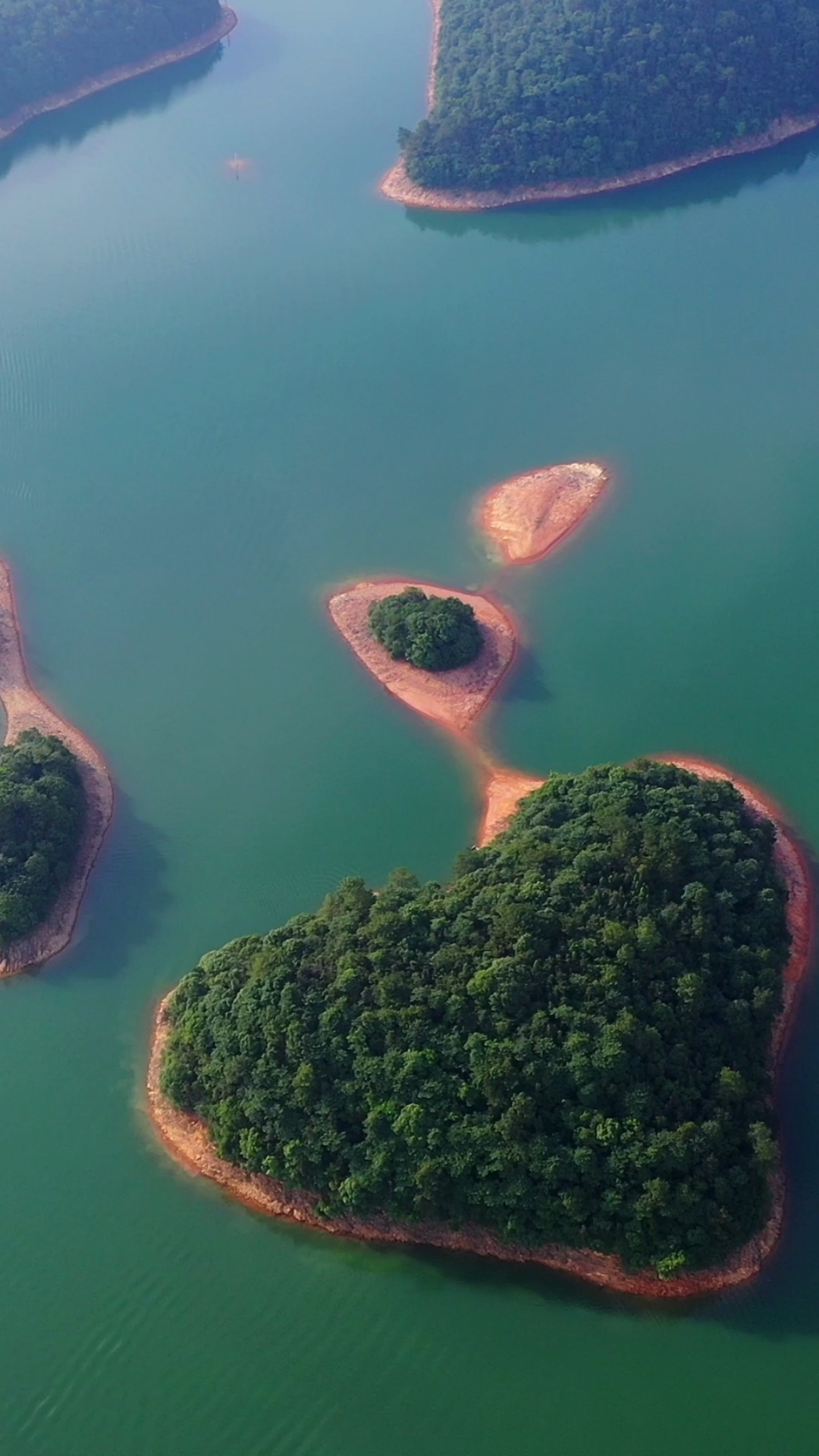 旅游进行时#在九江市庐山西海,有一座心形的小岛,她在蓝色湖中静静