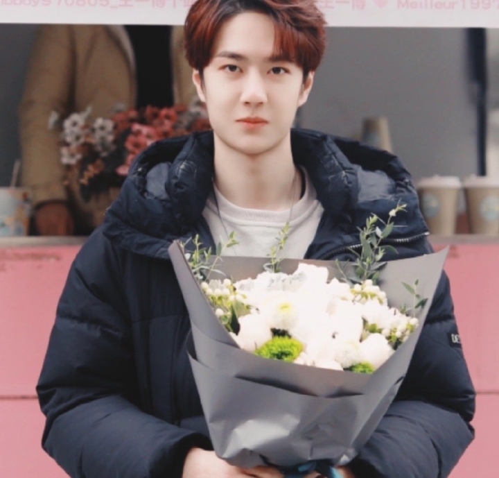 王一博#啵啵来了,一博拿着花走来了