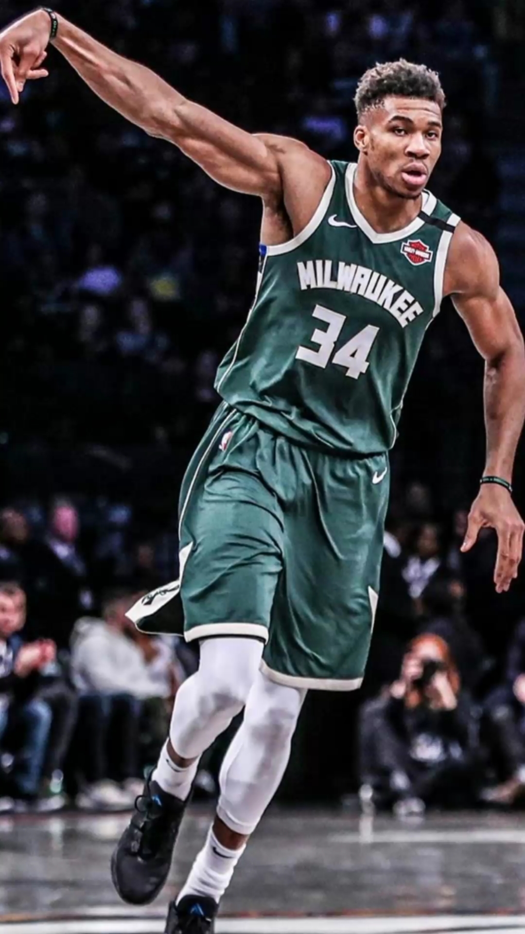 篮球#字母哥早期打野球的视频,持球突破内线轻松上篮命中,得分如入无