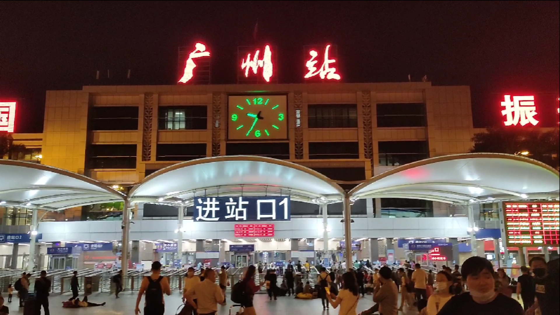 春日心愿旅行地#清明假期快到了,实拍广州火车站的客流量,这样多人吗