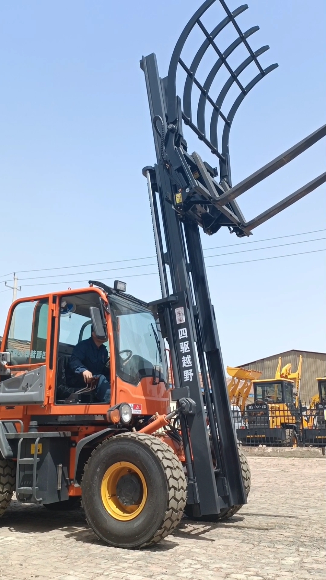 四驱越野叉车,安装倾翻叉抓