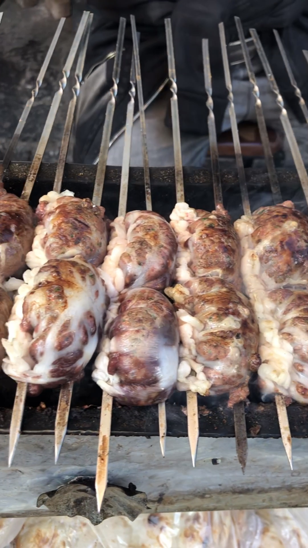 在新疆,像这么大的假腰子三块钱一串,你觉得贵吗