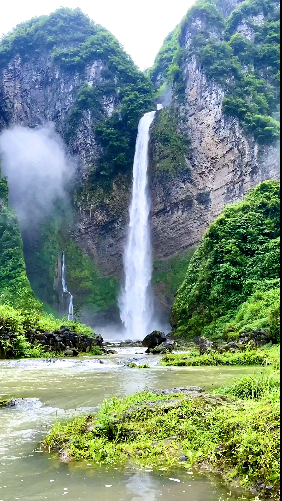 好一副山水画,可以做动态壁纸了,飞流直下三千尺!湖南湘西尖朵朵瀑布!