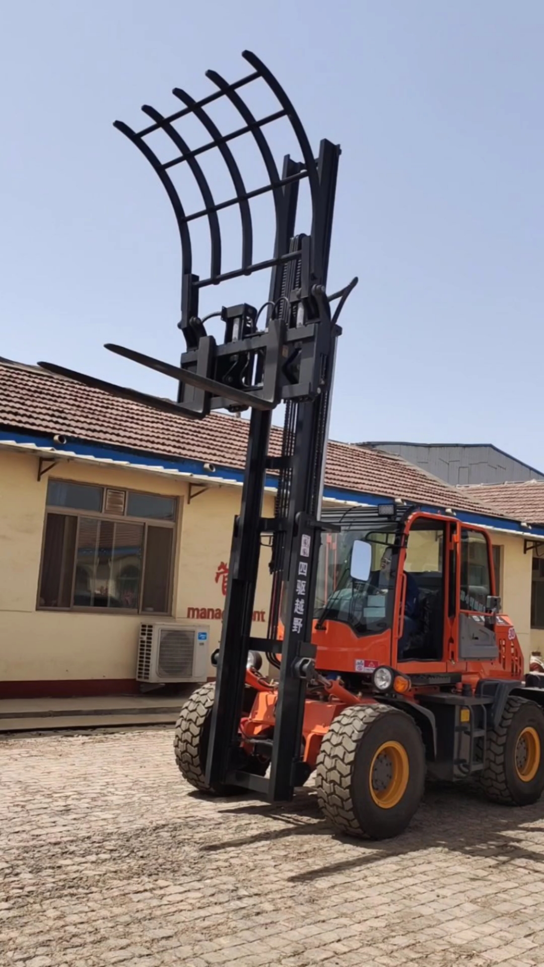 叉车加夹子操作视频