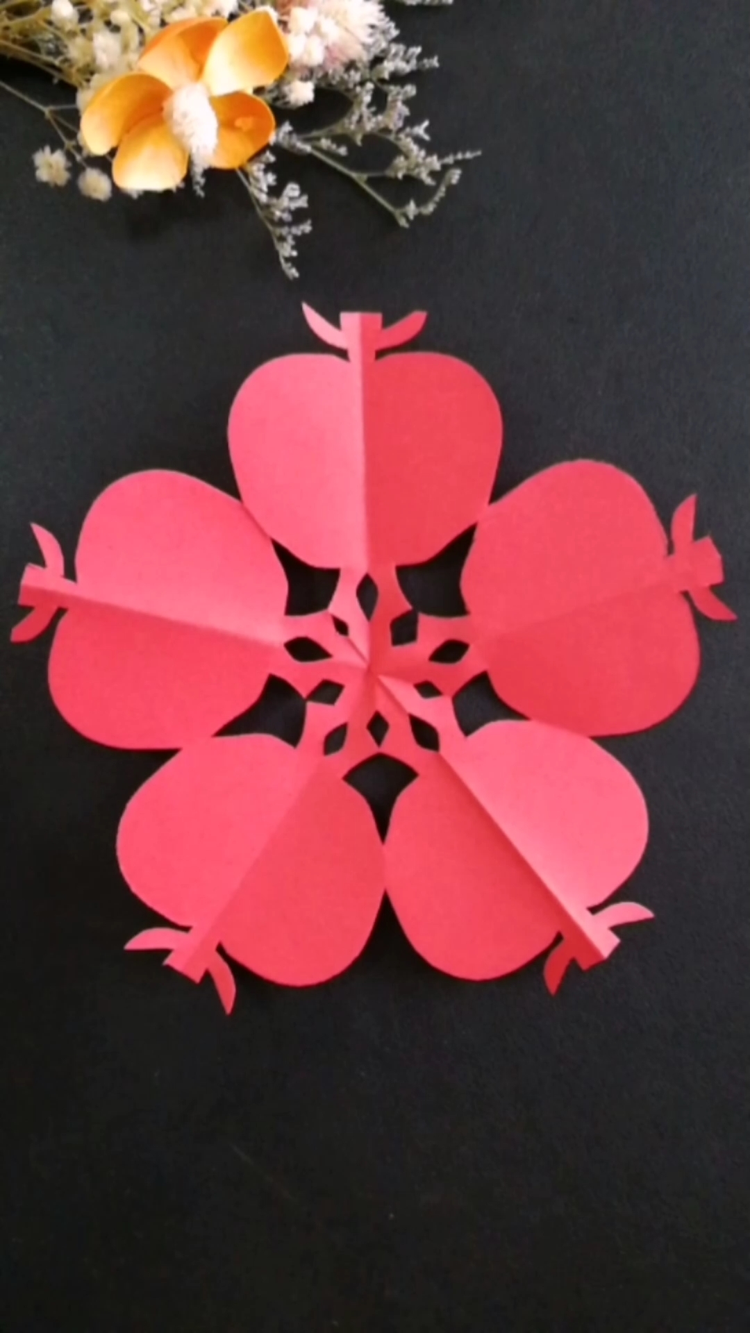 剪纸#手工剪纸红苹果