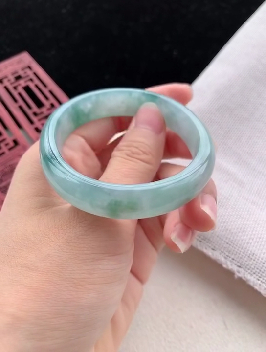 贵妃54-55圈口老坑飘绿缅甸天然翡翠手镯