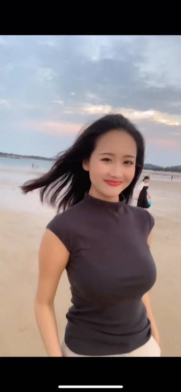 美女#海边遇到一个成熟的美女