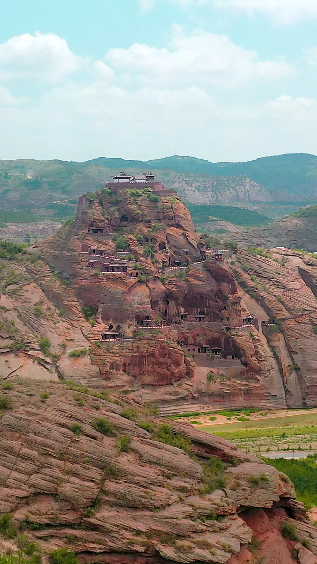 远远望去整座山被挖空,同时可容纳千人居住,这就是陕西永宁山千年古寨