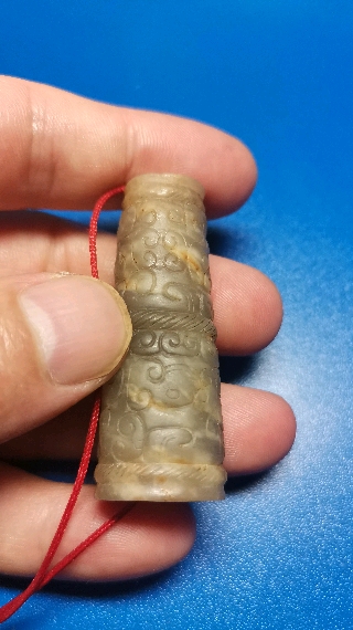 春秋战国时期卧蚕纹和田白玉玉勒子,玉质老熟,光气自然,沁色过渡自然