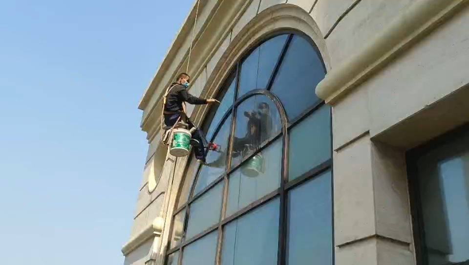 擦玻璃#蜘蛛人擦玻璃师傅——城市的美容师