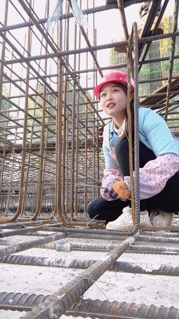 钢筋工#女汗子单手钢筋抽丝,有要来干的一起吗?