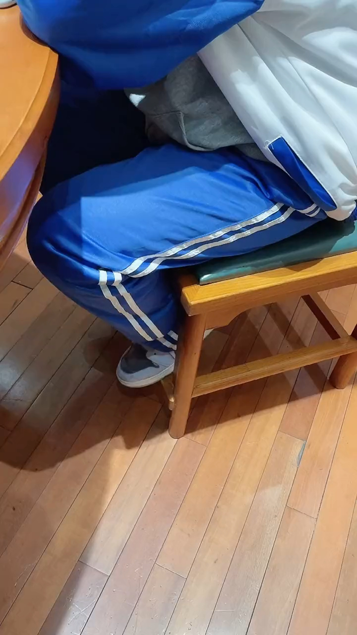 你们吃饭时,手扶碗吗,会抖腿吗?