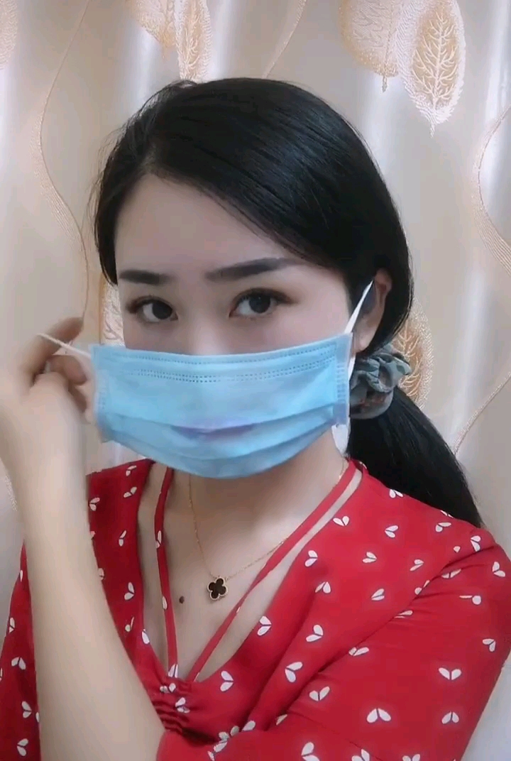 我拉下口罩给你看,你心理在想什么呢!