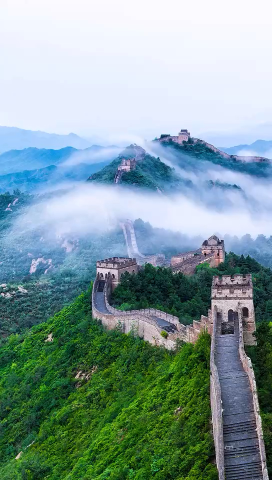 锦绣山河不到长城非好汉到了长城一身汗上了长城不敢看下了长城腿发颤