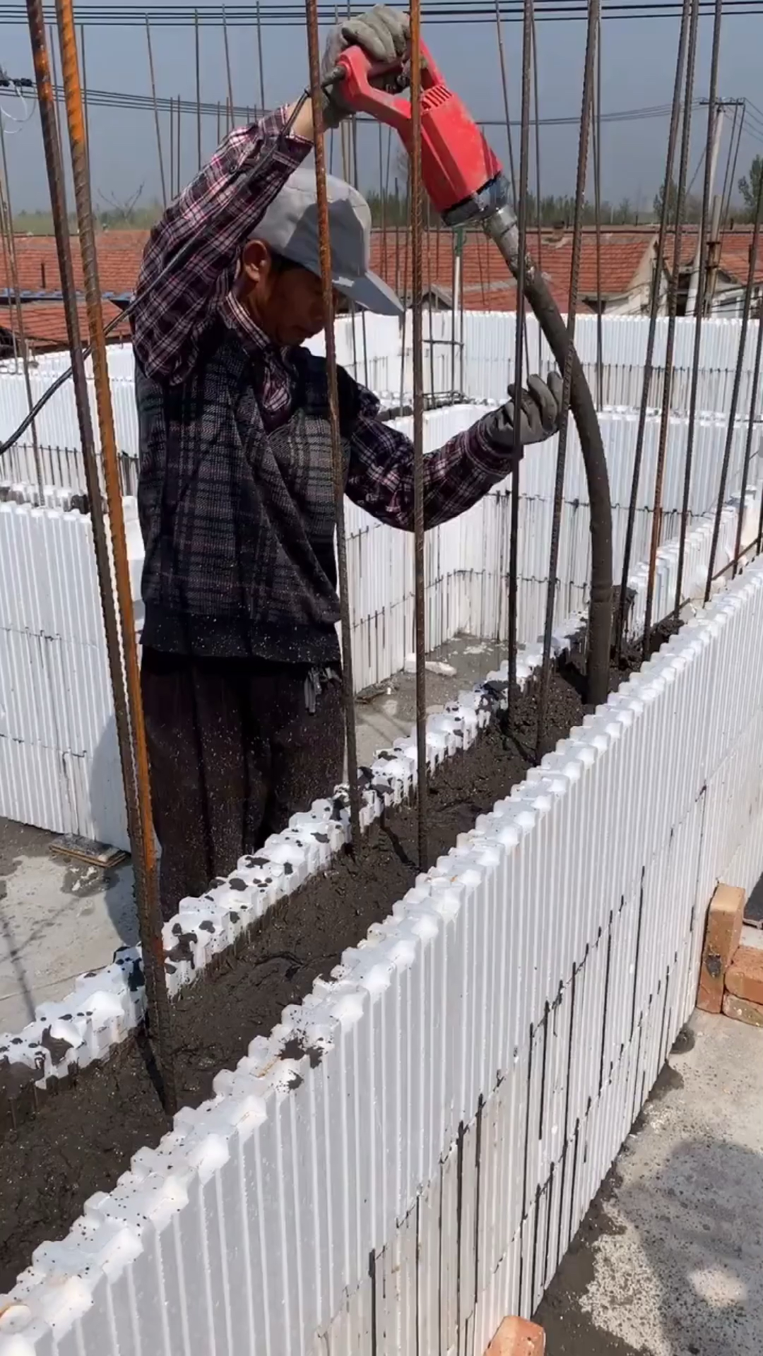 模块建房#村里的泡沫房引来围观了,不知道结不结实