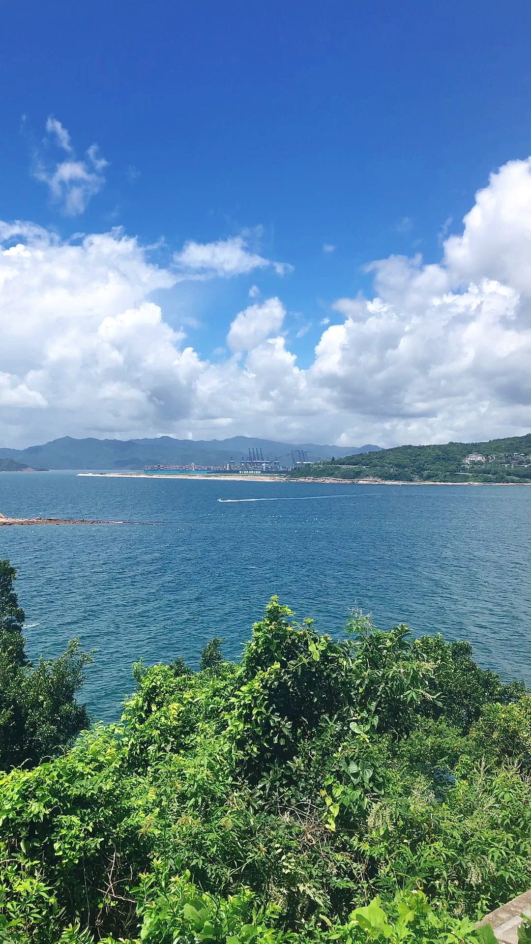 广东深圳大梅沙往小梅沙方向沿途风景,蓝天白云还有大海这里太美了