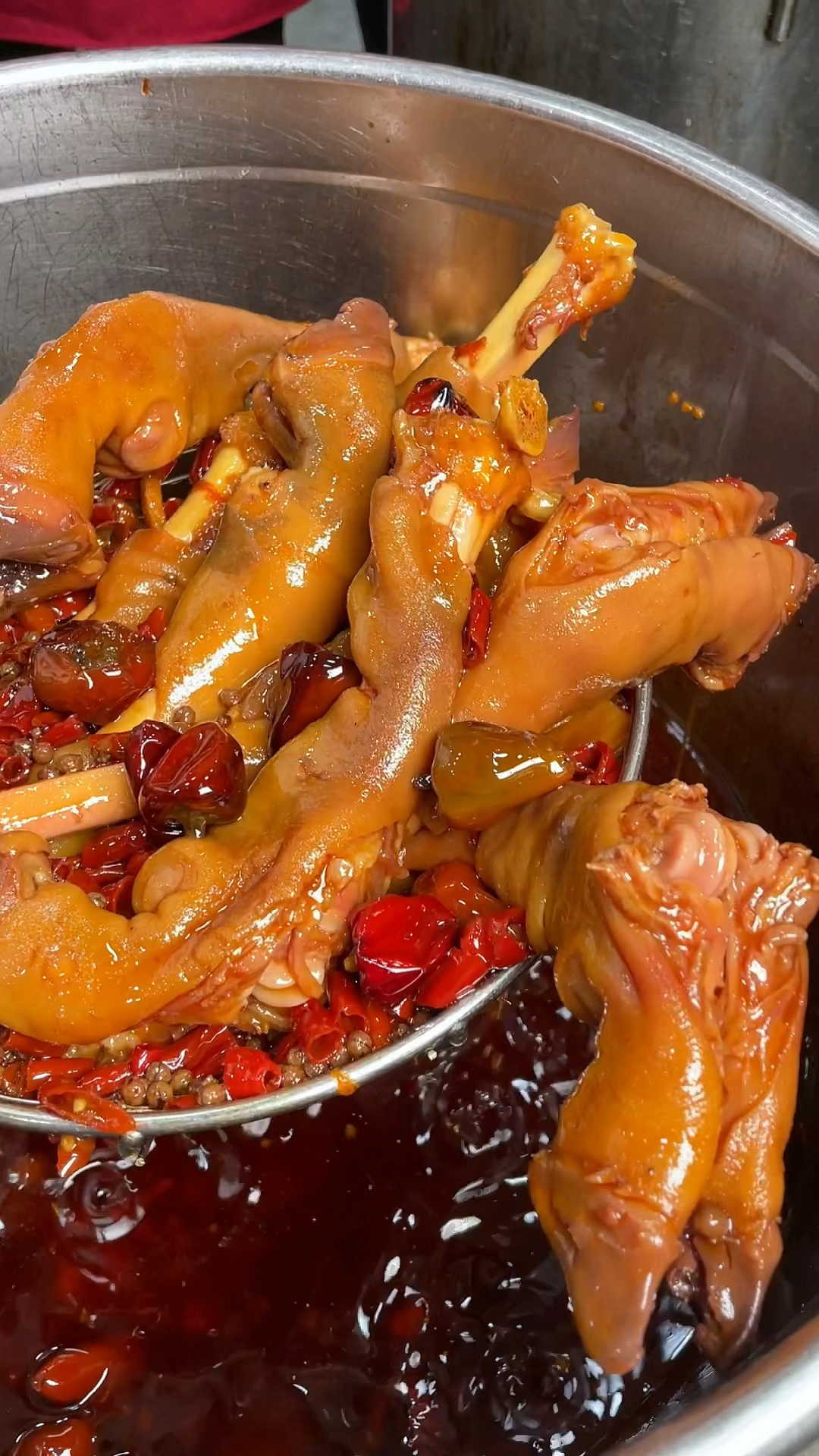 麻辣羊蹄这样做麻辣又q弹,制作简单,有个卤桶就能做,一个人也能忙的过