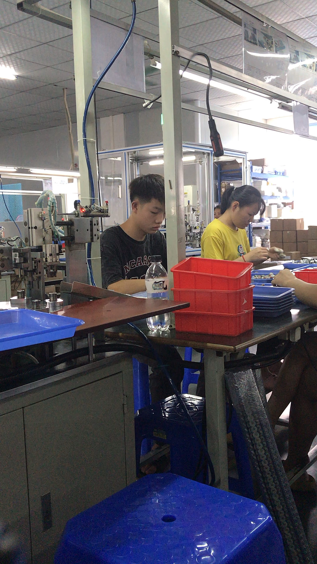 工厂实拍#帅气的小哥哥在认真工作哦