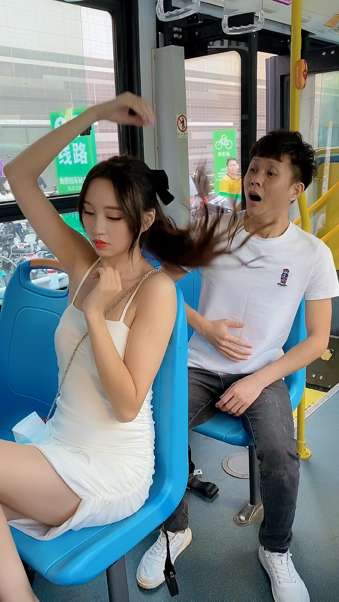 小伙子第一次和女孩肢体接触有点上头