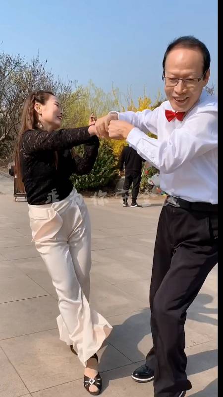 我要上热门#山川大叔带美女吉舞牵牛-全民小视频