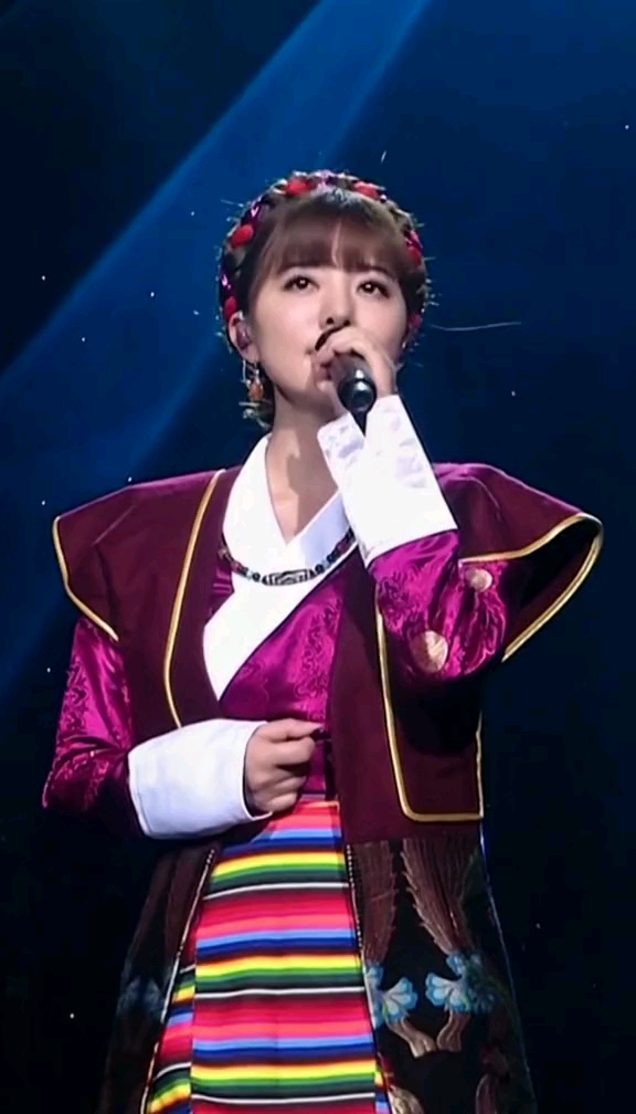 阿兰用#天籁之爱传递爱#神级现场藏装真的很美#阿兰达瓦卓玛