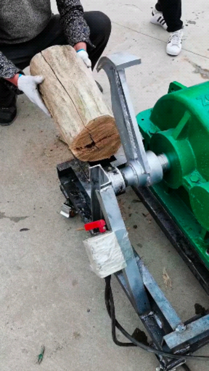 劈柴机#劈柴机,两相电劈柴机,小型劈柴机,老大爷用了劈柴机,心里别提