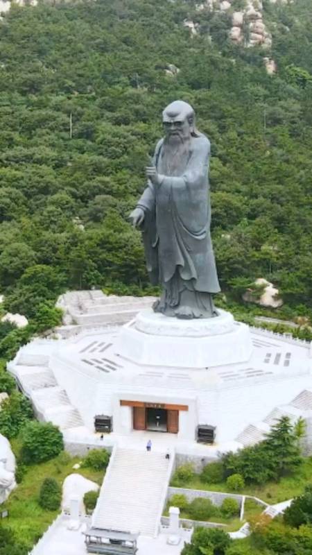 崂山太清宫老子右手指地,左手指天,很多人没看明白,你知道是什么意思