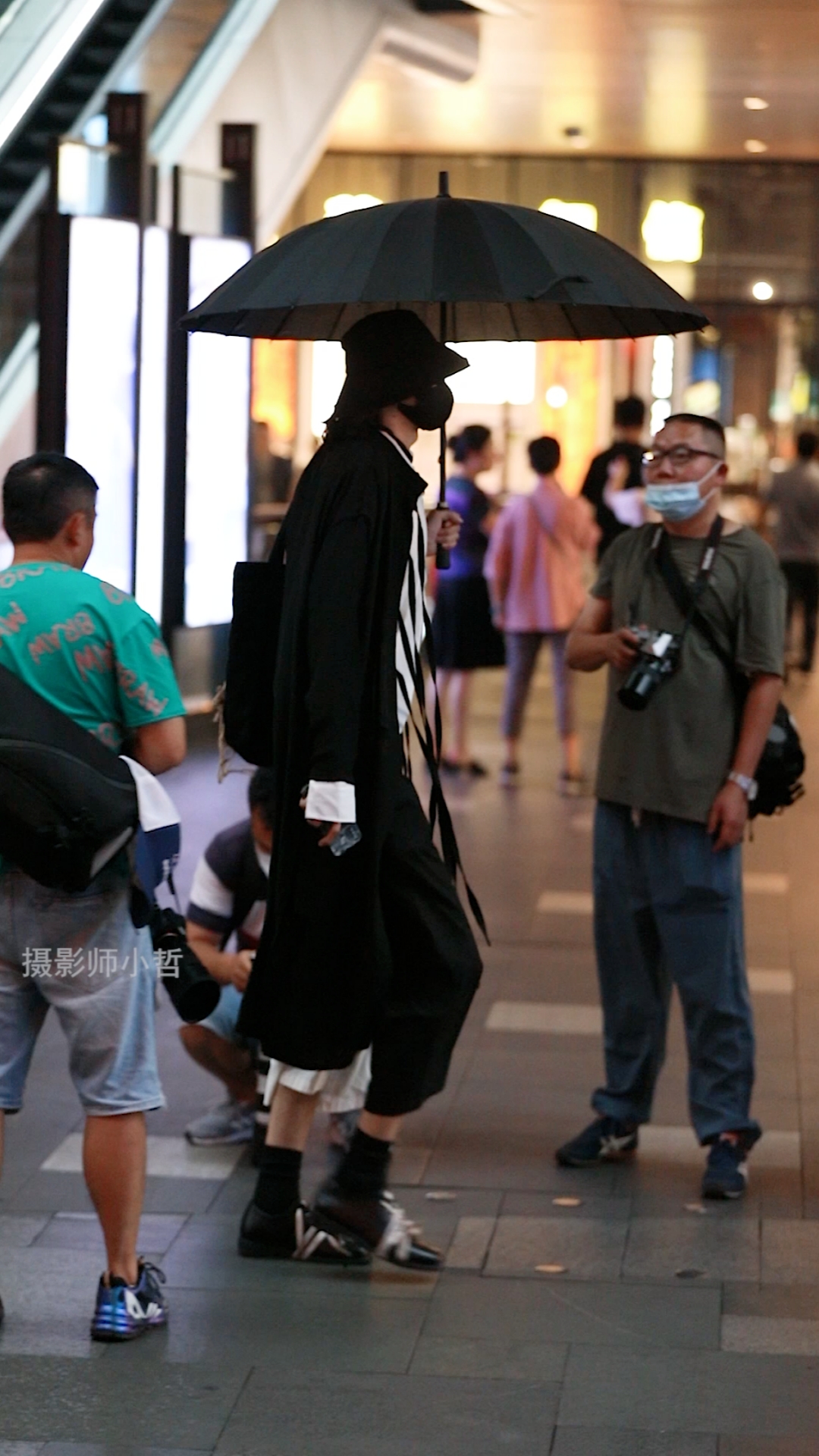 帅哥成都春熙路街头走一走然后发现自己是个土狗