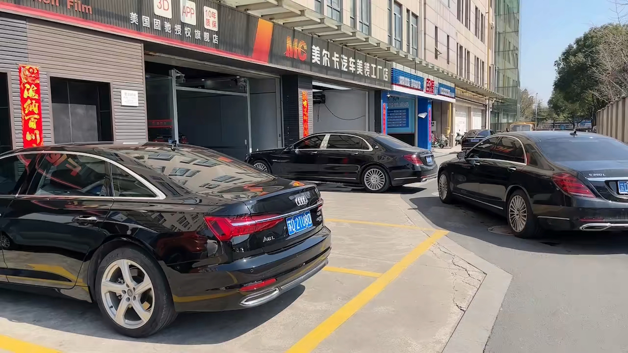 出太阳了,客户排队洗车,机器三分钟完成一辆车[微笑]