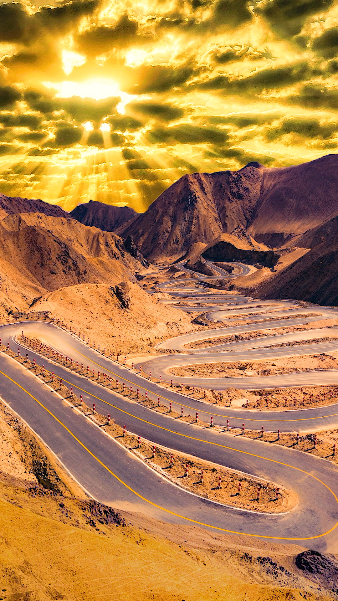 带上全民去旅行#新疆帕米尔高原上的盘龙古道,全长70公里,超过600鰏s