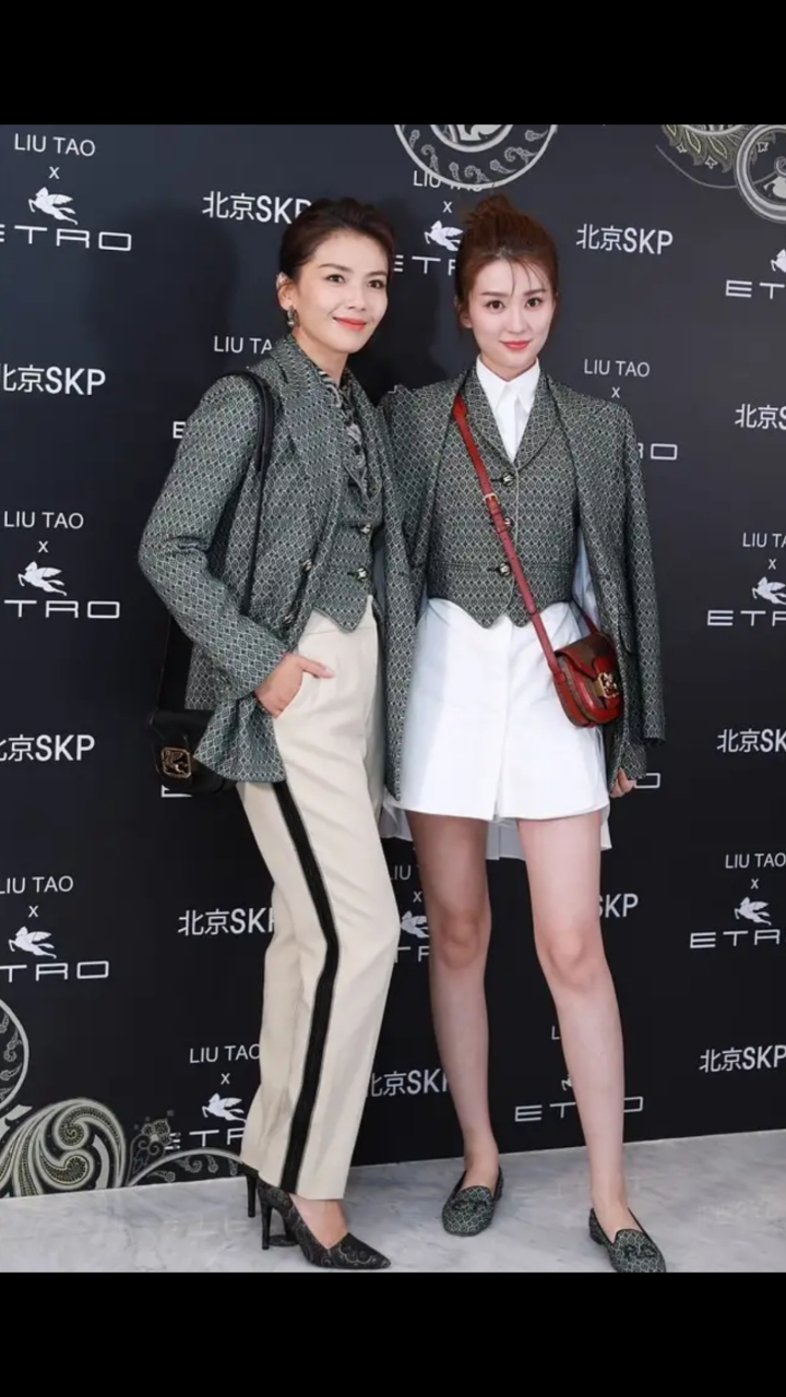 相差15岁的刘涛乔欣并肩站,看着像姐妹,同款单品不同搭配有差距