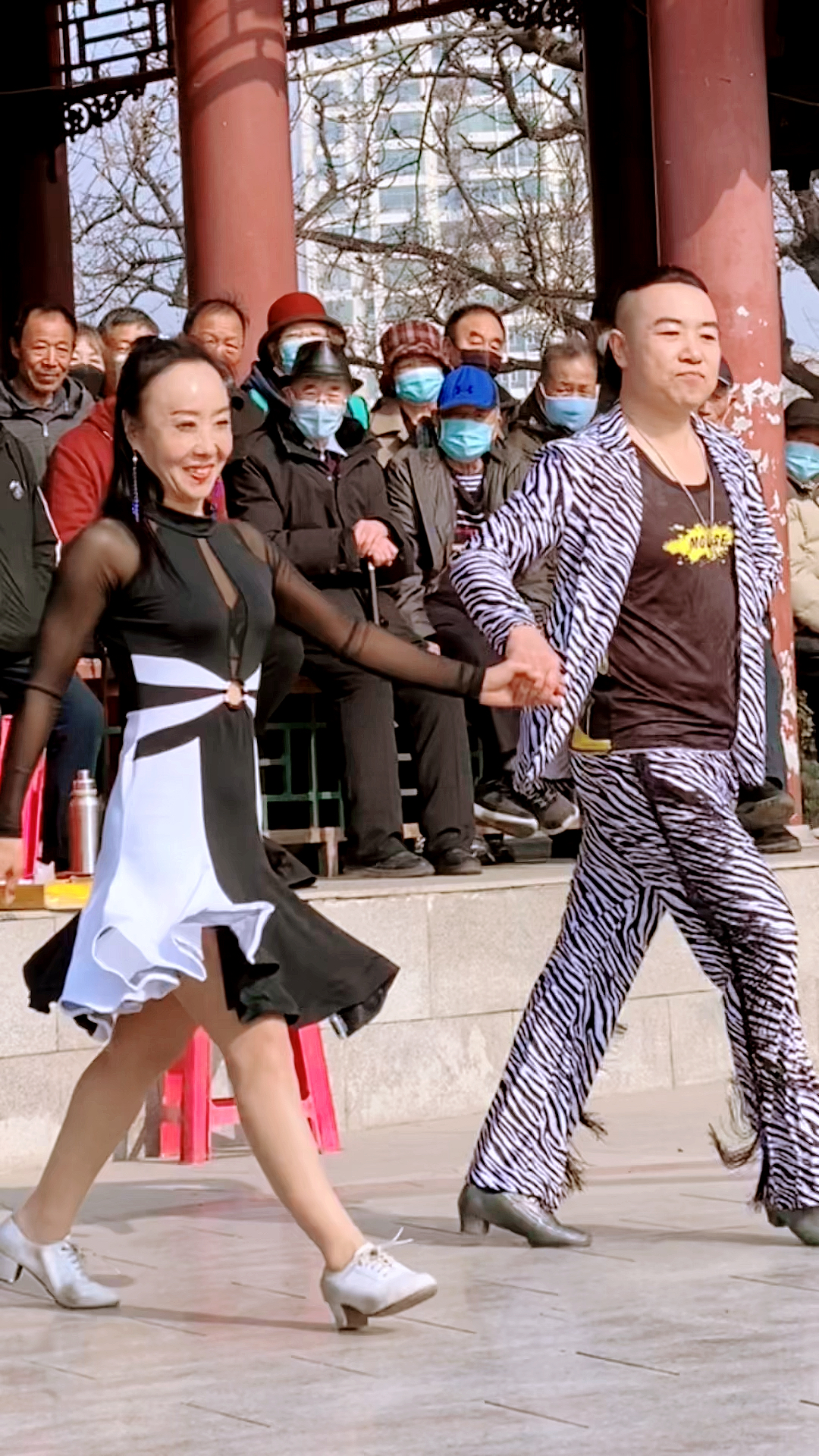 我跳舞我开心#唐山网红沫飞儿和啊莲在天津水上公园表演,太美了!