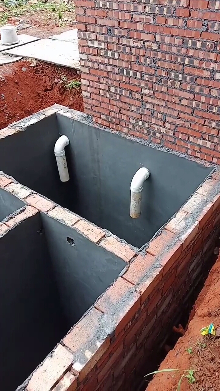 南方自建房三格式不堵化粪池,进池管90度弯头向下接管,每格落差五公分