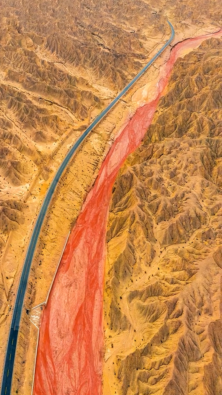 青海网红打卡景点"大地之血红河谷",你们知道河水为什么是红色的吗?