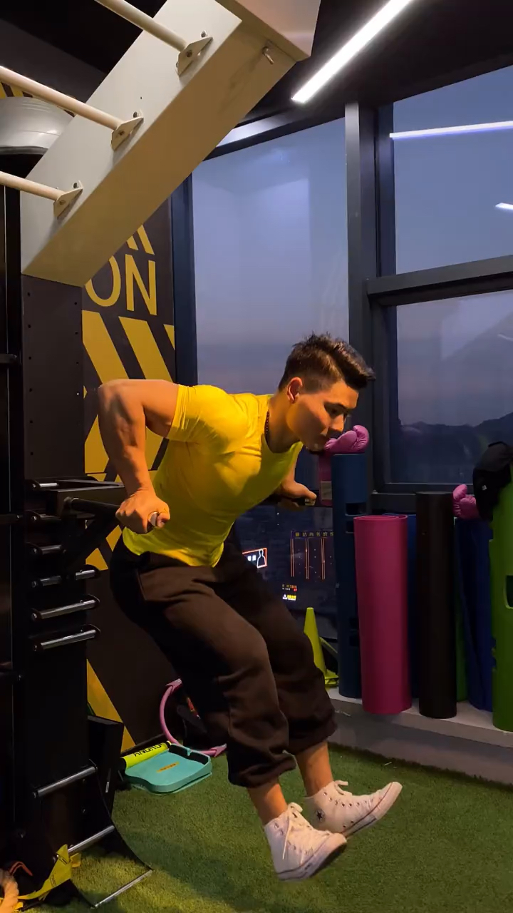 荷尔蒙帅哥肌肉型男帅哥的健身日常