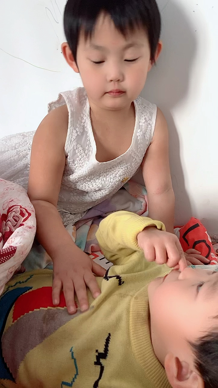 妹妹肚子疼,姐姐给妹妹揉肚子-度小视
