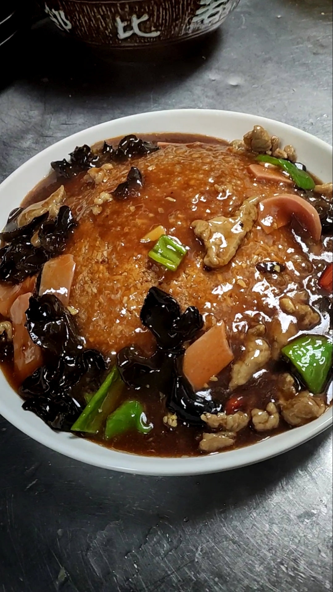 新来的厨师试菜做的三鲜锅巴,大家觉得如何?