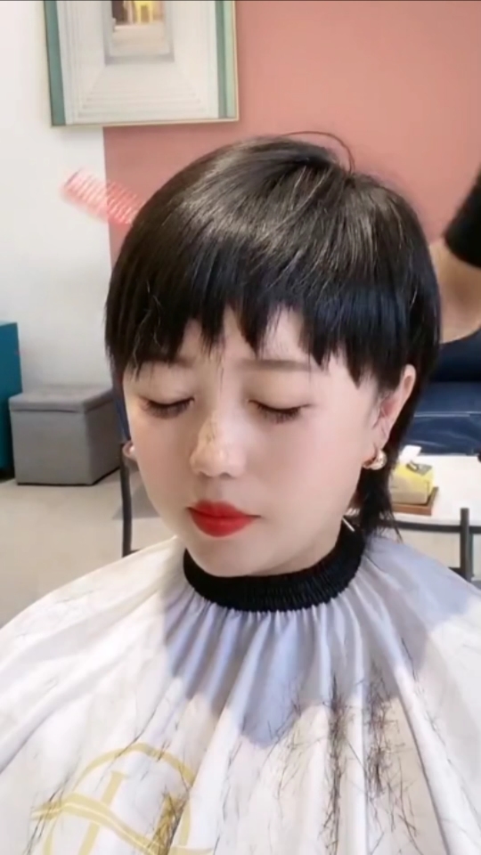 短发#狗啃式刘海,时尚个性随意