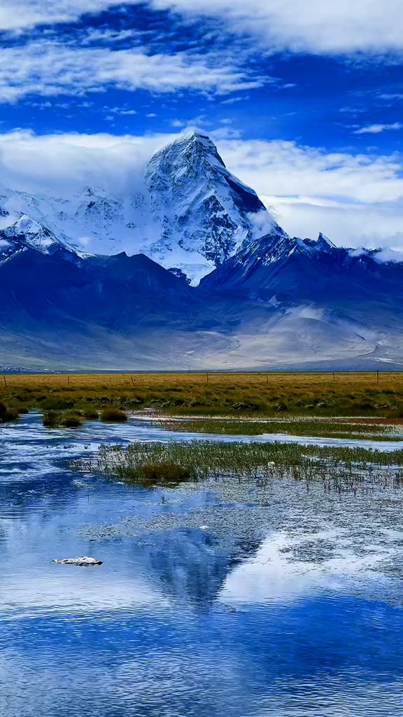 最美雪山,卓木拉日雪山为中国和不丹王国的界山,海拔7500米,景色壮观.