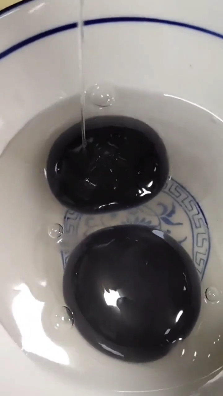 蛋黄是黑色的,这是什么情况?