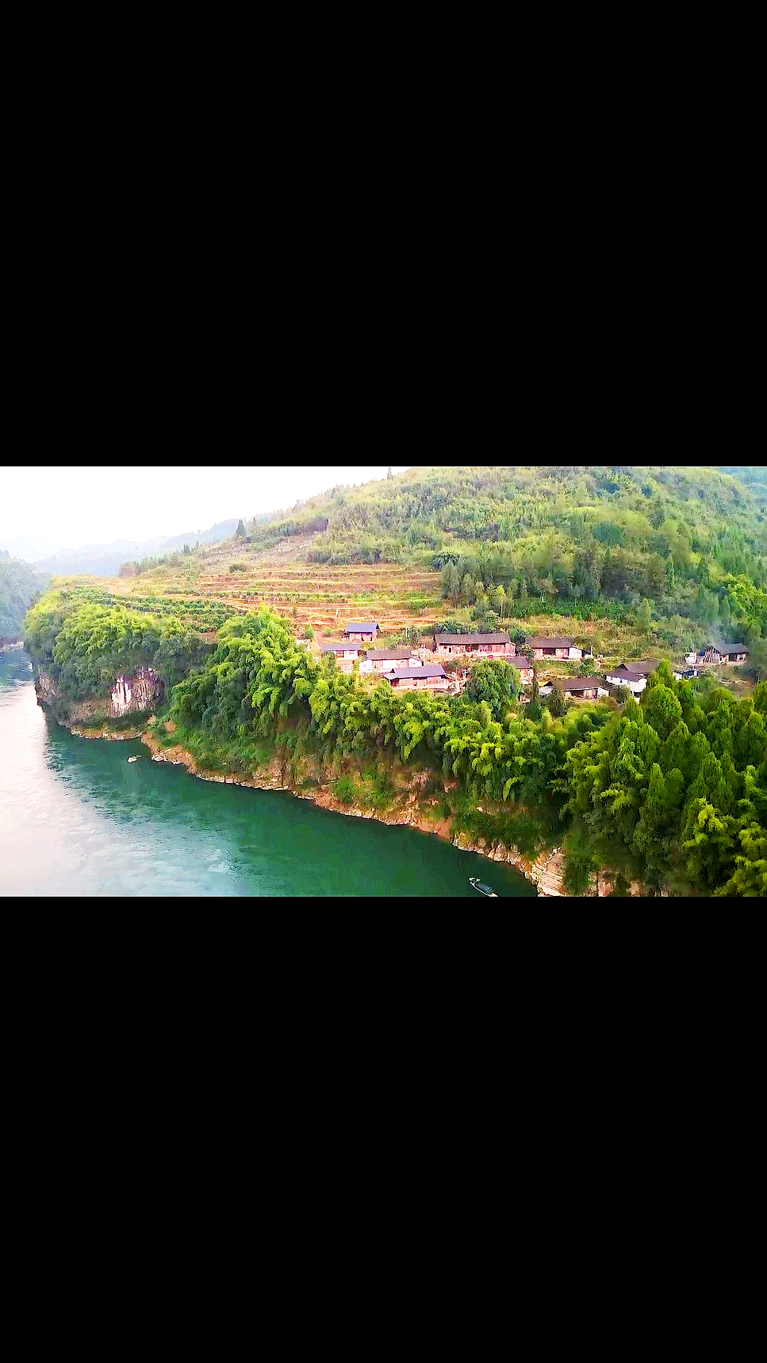 这里是距重庆主城约500公里左右的酉阳县酉酬镇那坝,滔滔酉水河流穿而