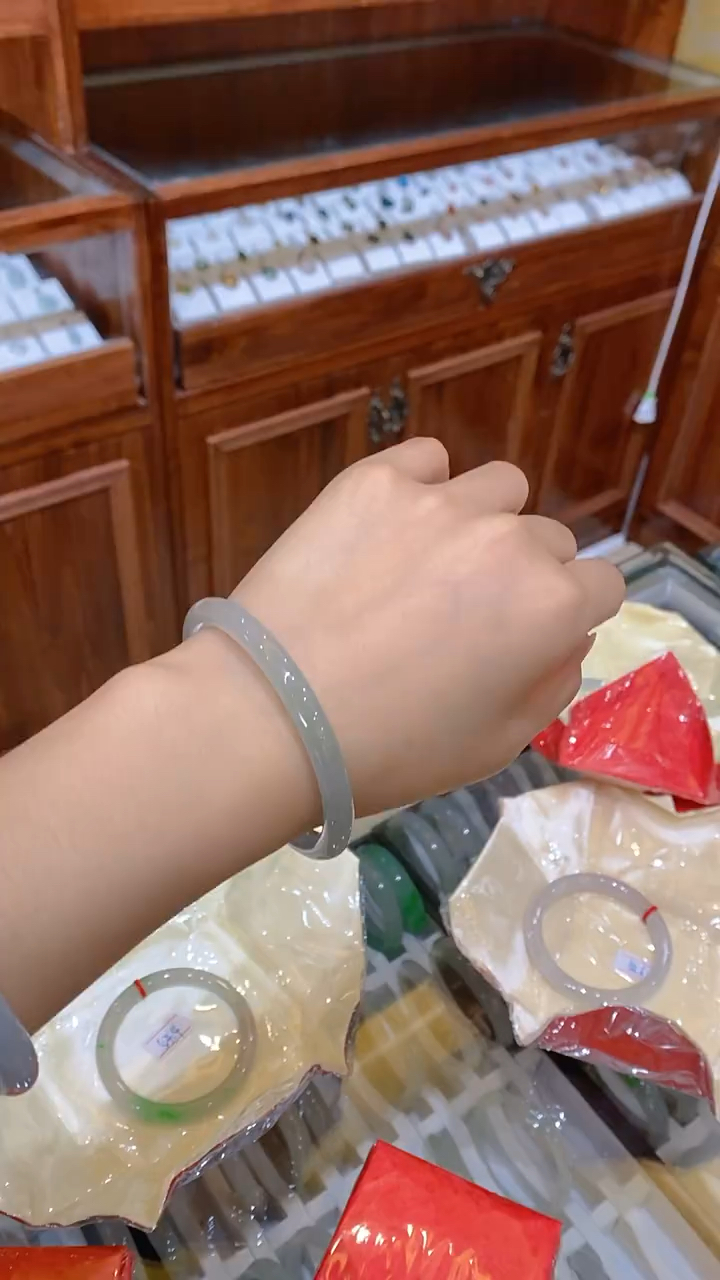 翡翠手镯冰冰透透细圆条上手太好看了颜值了你爱了吗