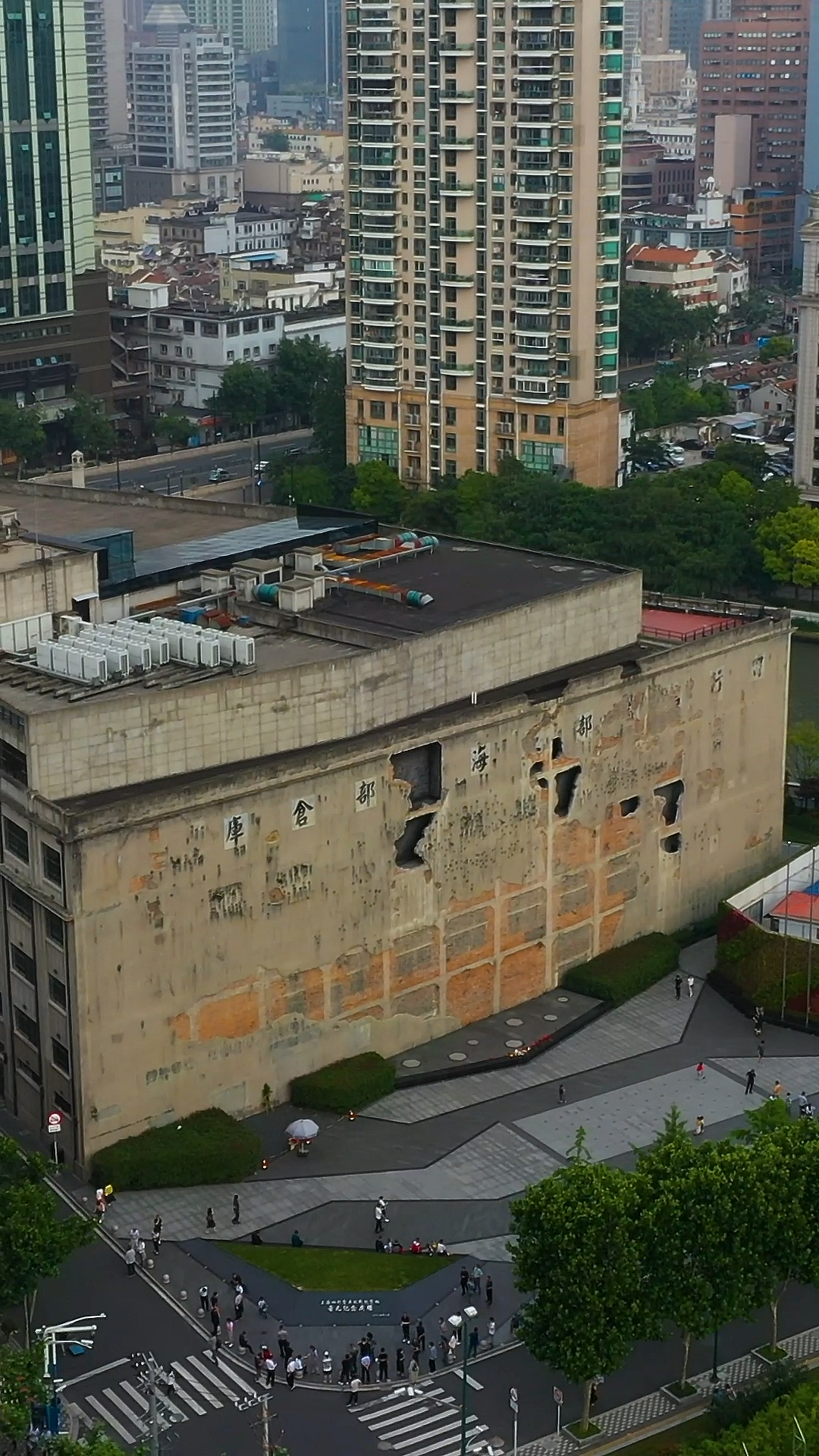 上海四行仓库遗址密密麻麻的弹孔述说着当年悲壮的故事