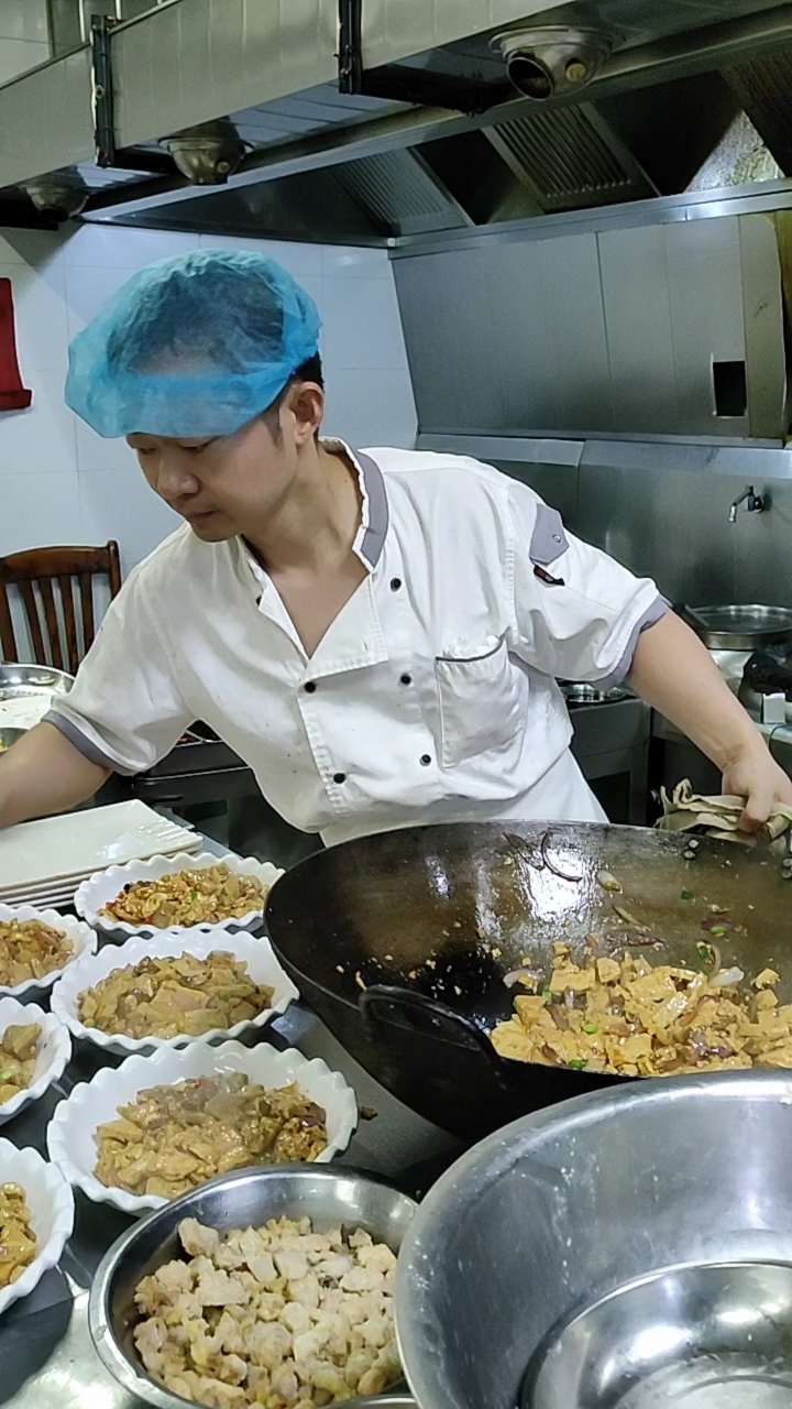 饭店好多职工餐,都是分餐制.