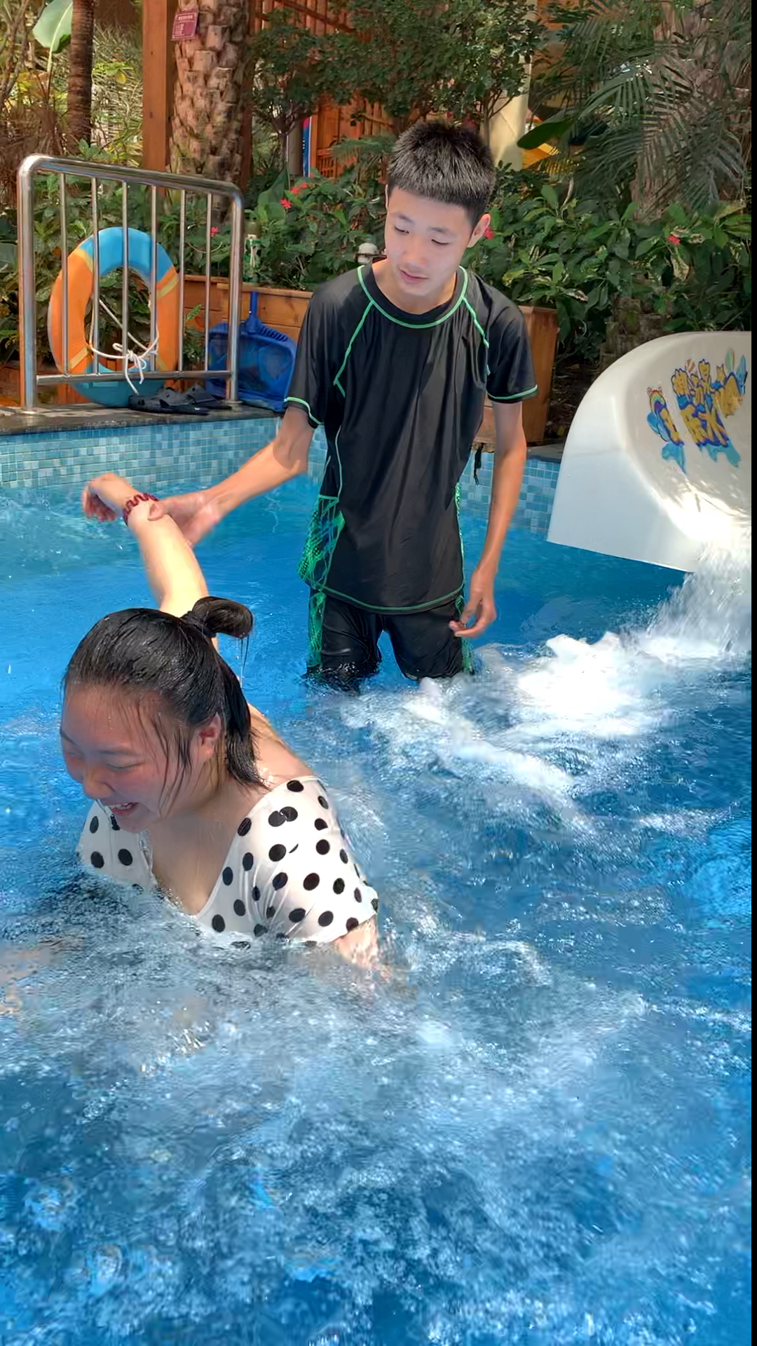 美女呛水了,不开心啦